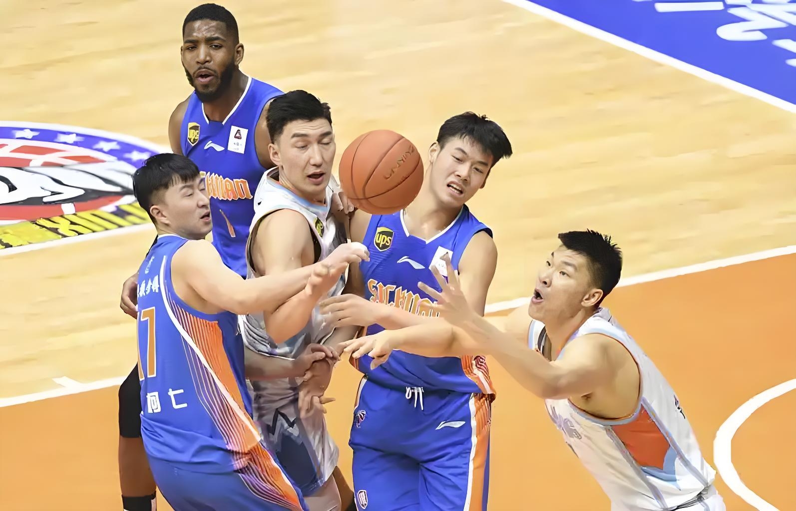 九游中国-关于新疆队在场上斗志昂扬，一举击败对手的信息