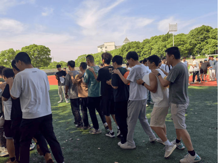 队员表现出色,展现出良好的团队合作精神 队员表现出色,展现出良好的团队合作精神