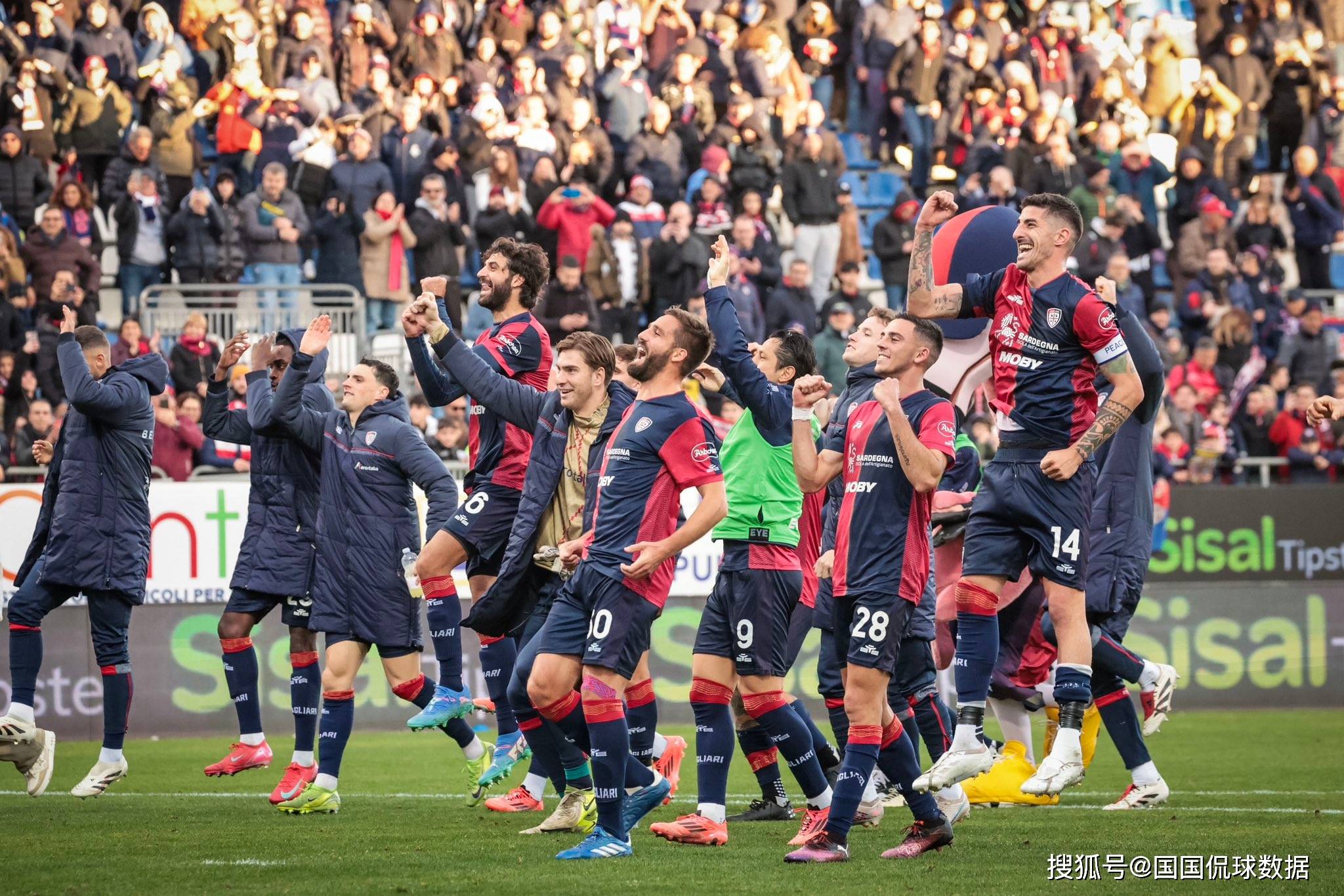 球队阵容优势凸显,足球比赛成为焦点 球队阵容优势凸显,足球比赛成为焦点