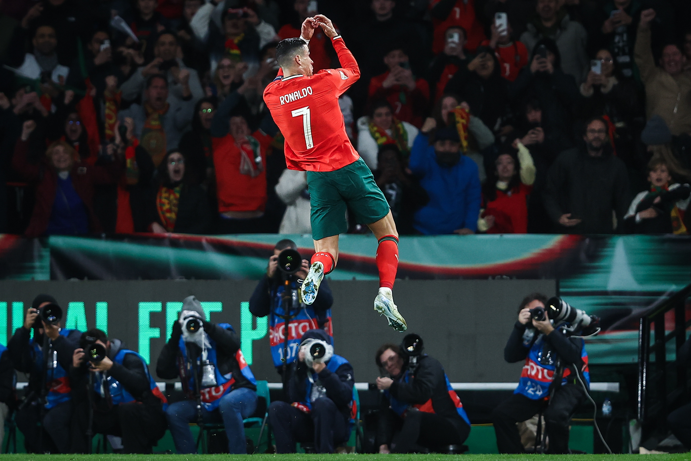 关于足球欧预赛战情紧张,球员斗志昂扬的信息 关于足球欧预赛战情紧张,球员斗志昂扬的信息