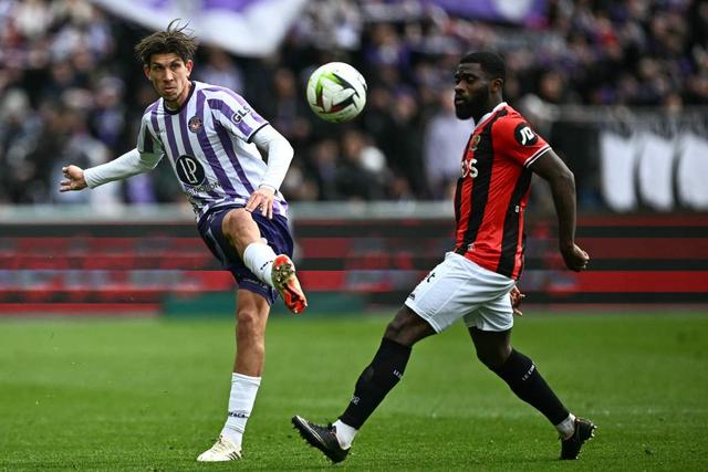 里昂主教练大胆调整战术,带领球队连胜 里昂主教练大胆调整战术,带领球队连胜