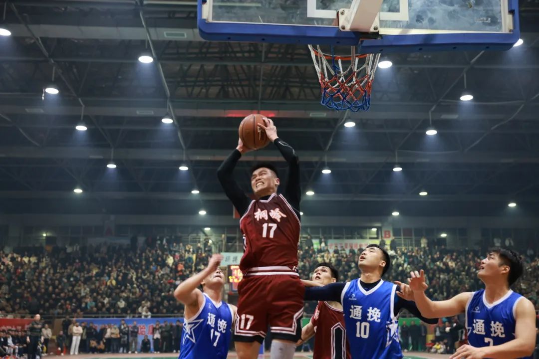 球场上的搏斗,篮球运动员们势均力敌 球场上的搏斗,篮球运动员们势均力敌