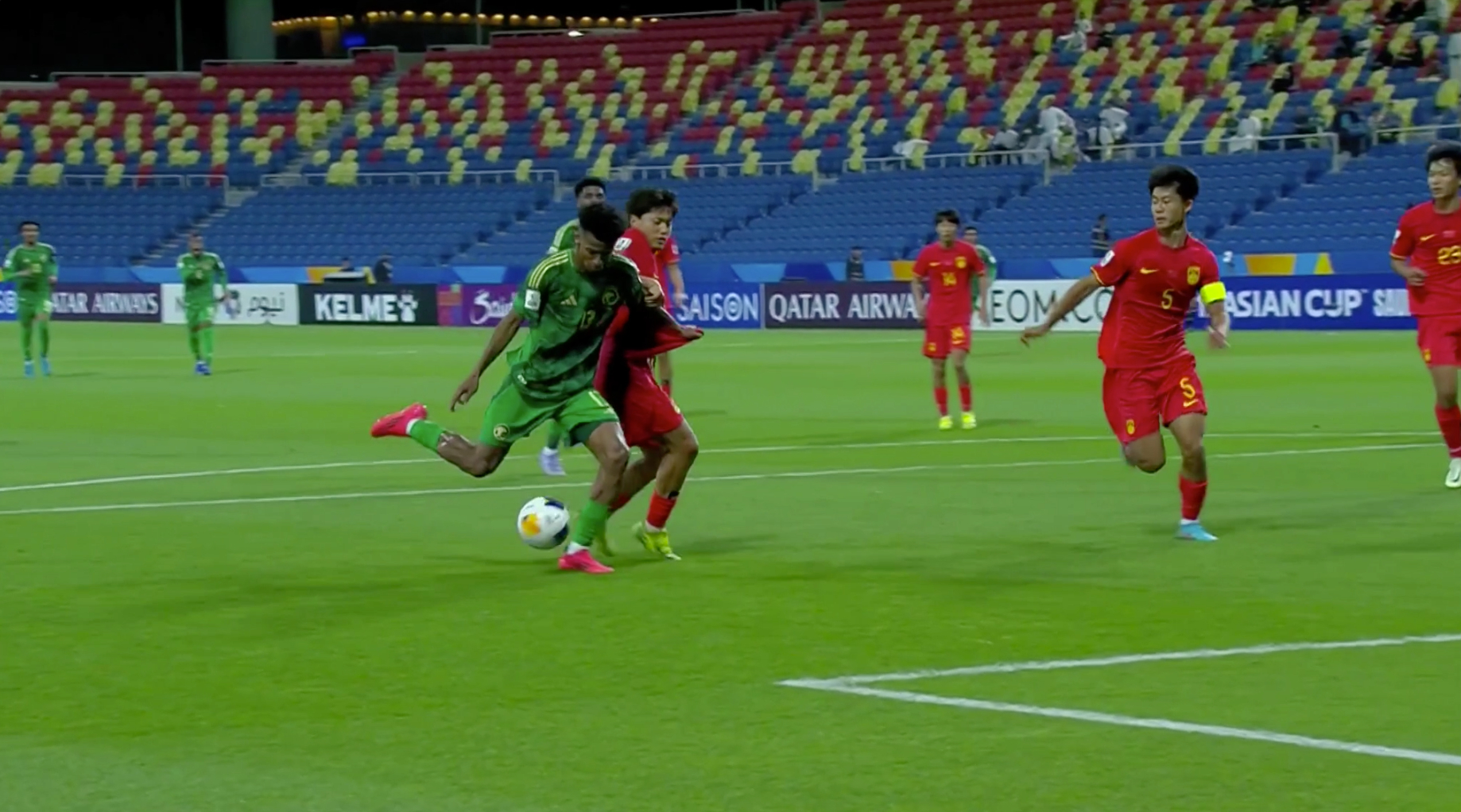 一名球员在比赛中连进两球,助球队获胜 一名球员在比赛中连进两球,助球队获胜