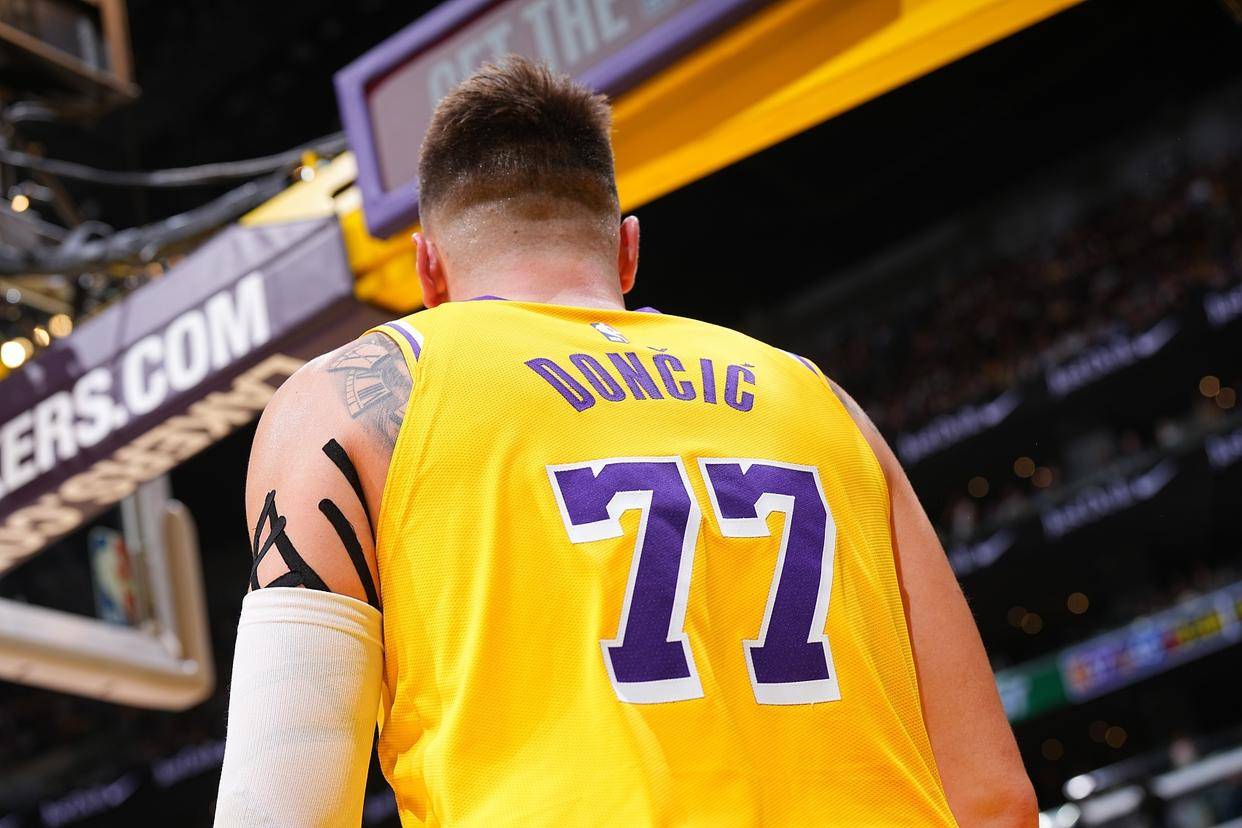 湖人力克独行侠,浓眉再现神勇 湖人力克独行侠,浓眉再现神勇