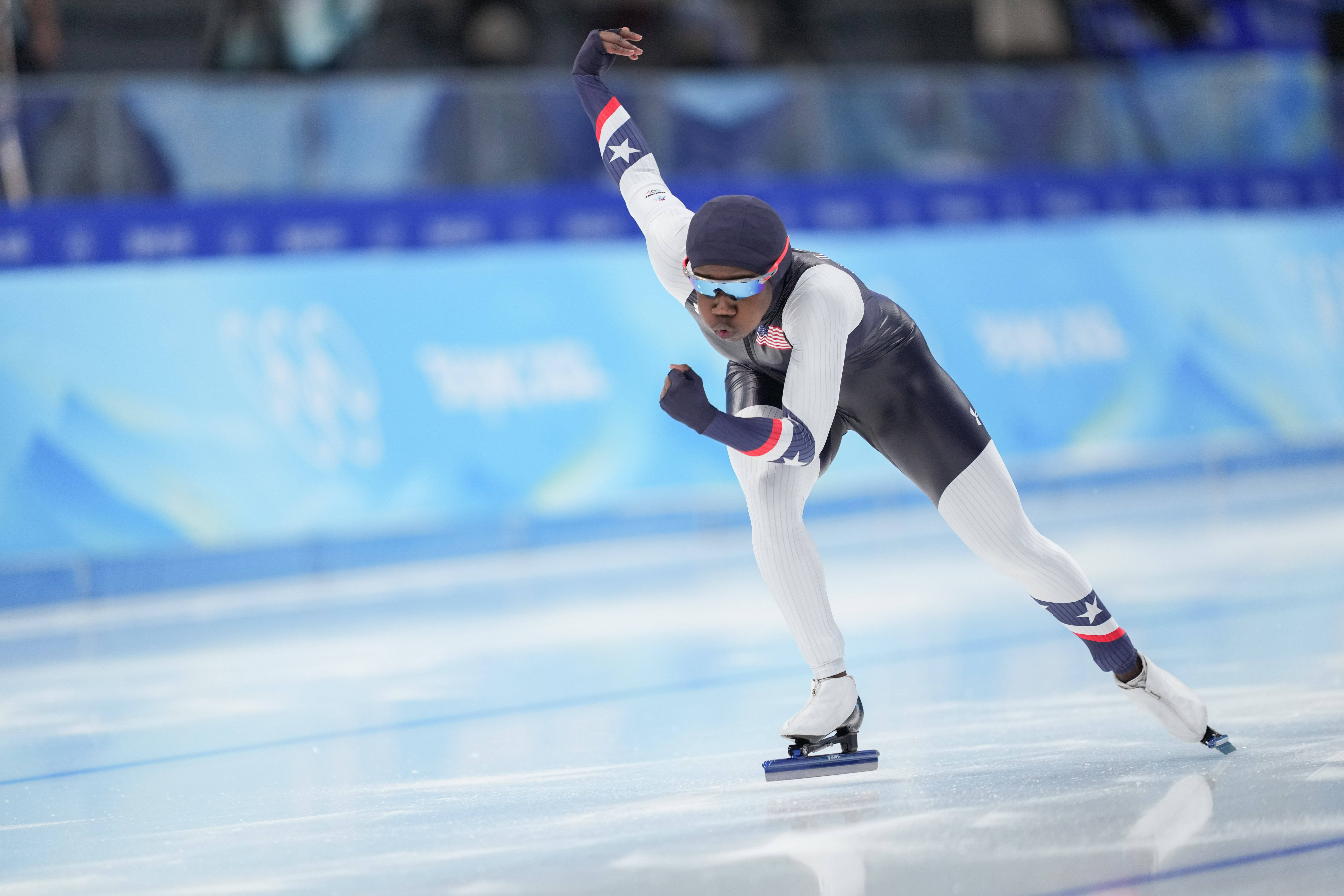 速度之争:日本和美国短道速滑选手争夺第一名 速度之争:日本和美国短道速滑选手争夺第一名