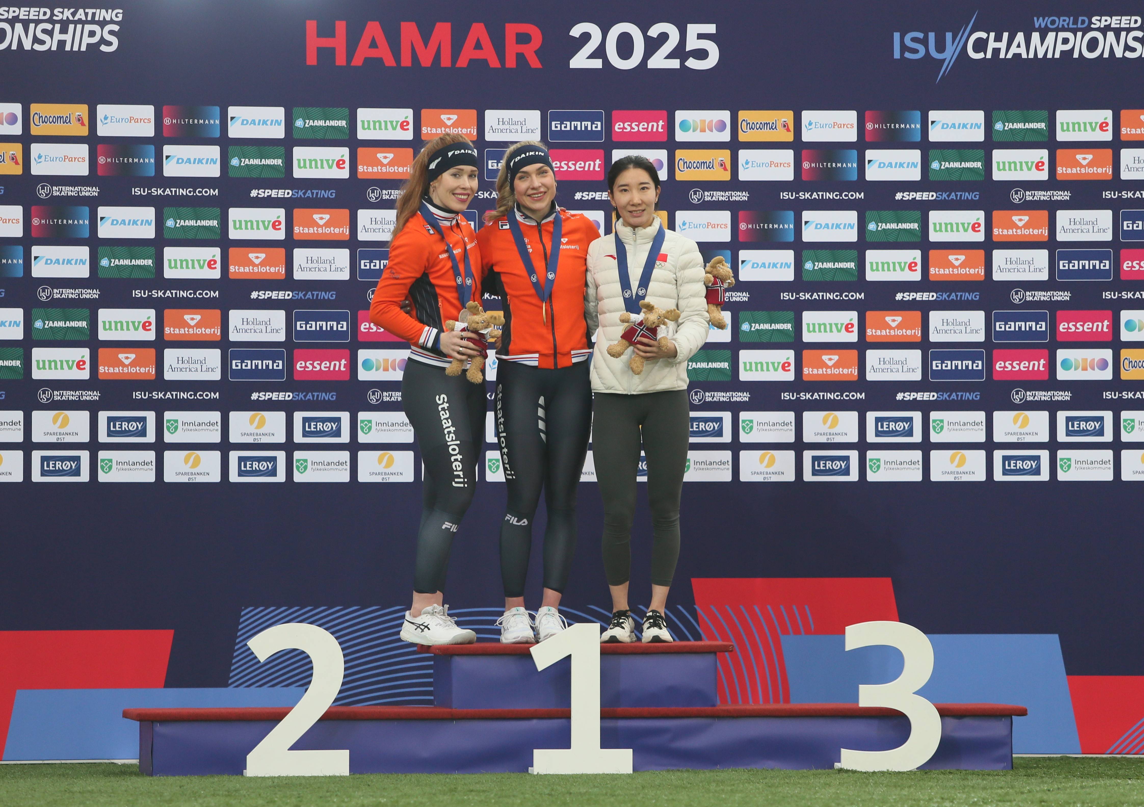 速度之争:日本和美国短道速滑选手争夺第一名 速度之争:日本和美国短道速滑选手争夺第一名