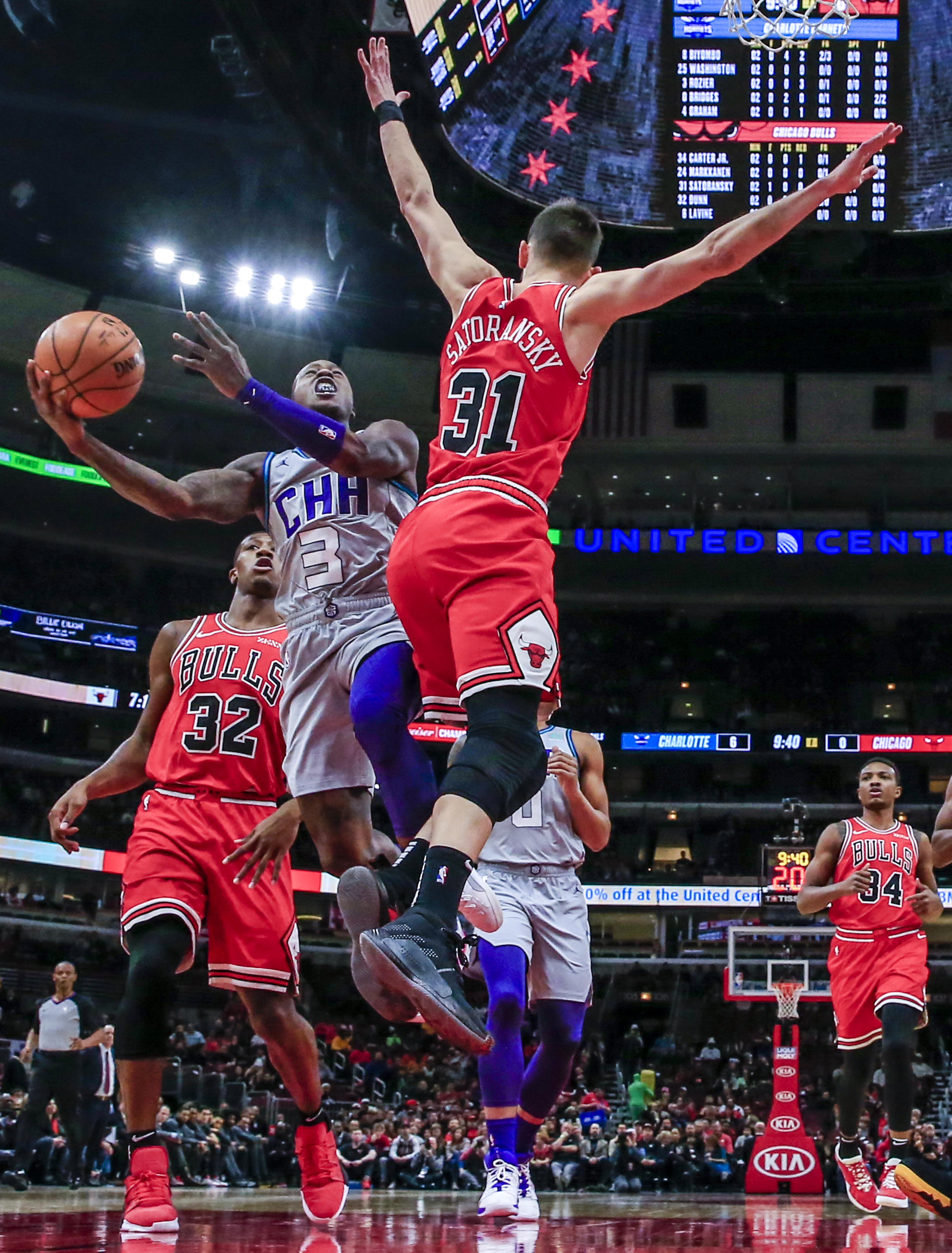 黄蜂与公牛苦战门罗命中绝杀取胜 黄蜂与公牛苦战门罗命中绝杀取胜