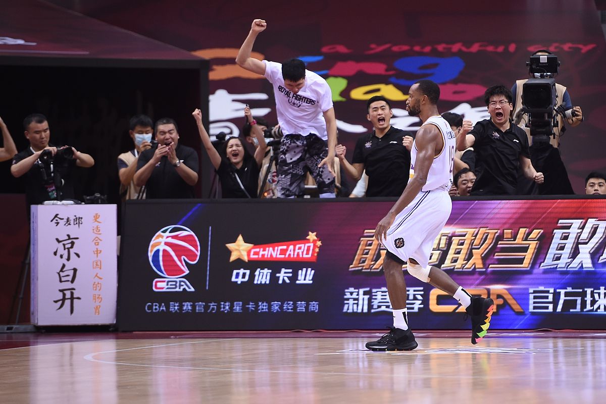 篮球比赛个人表现亮眼,精彩瞩目表演 篮球比赛个人表现亮眼,精彩瞩目表演