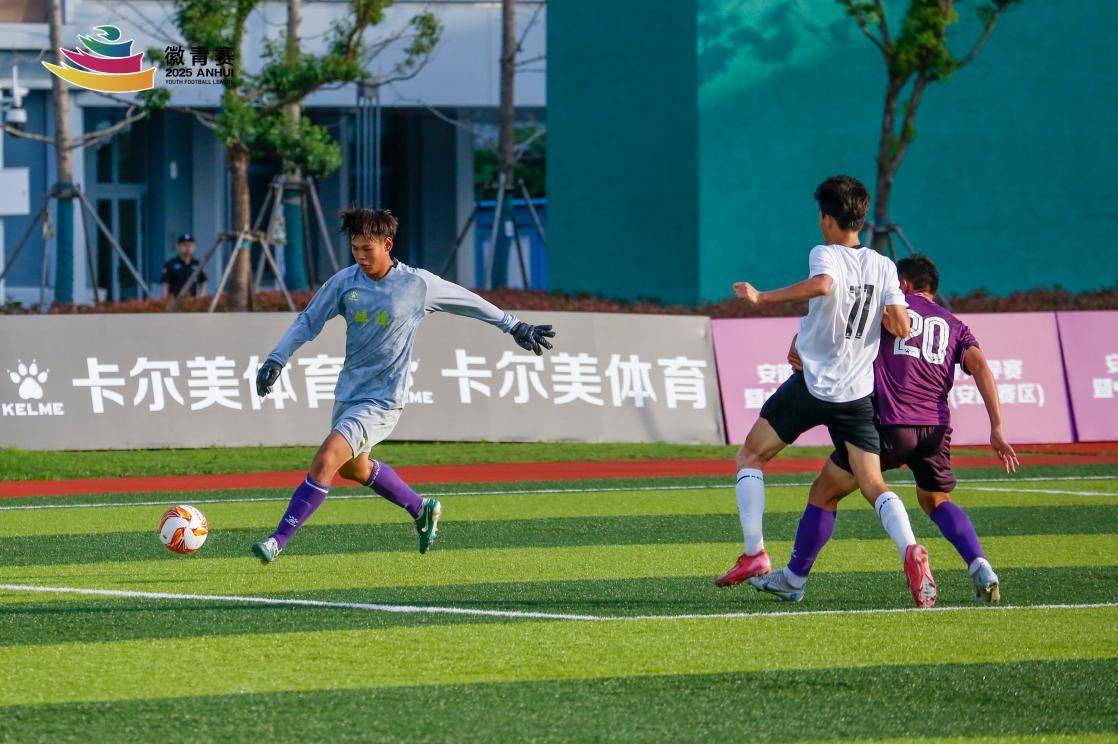 足球比赛势在必行,运动员全力以赴 足球比赛势在必行,运动员全力以赴