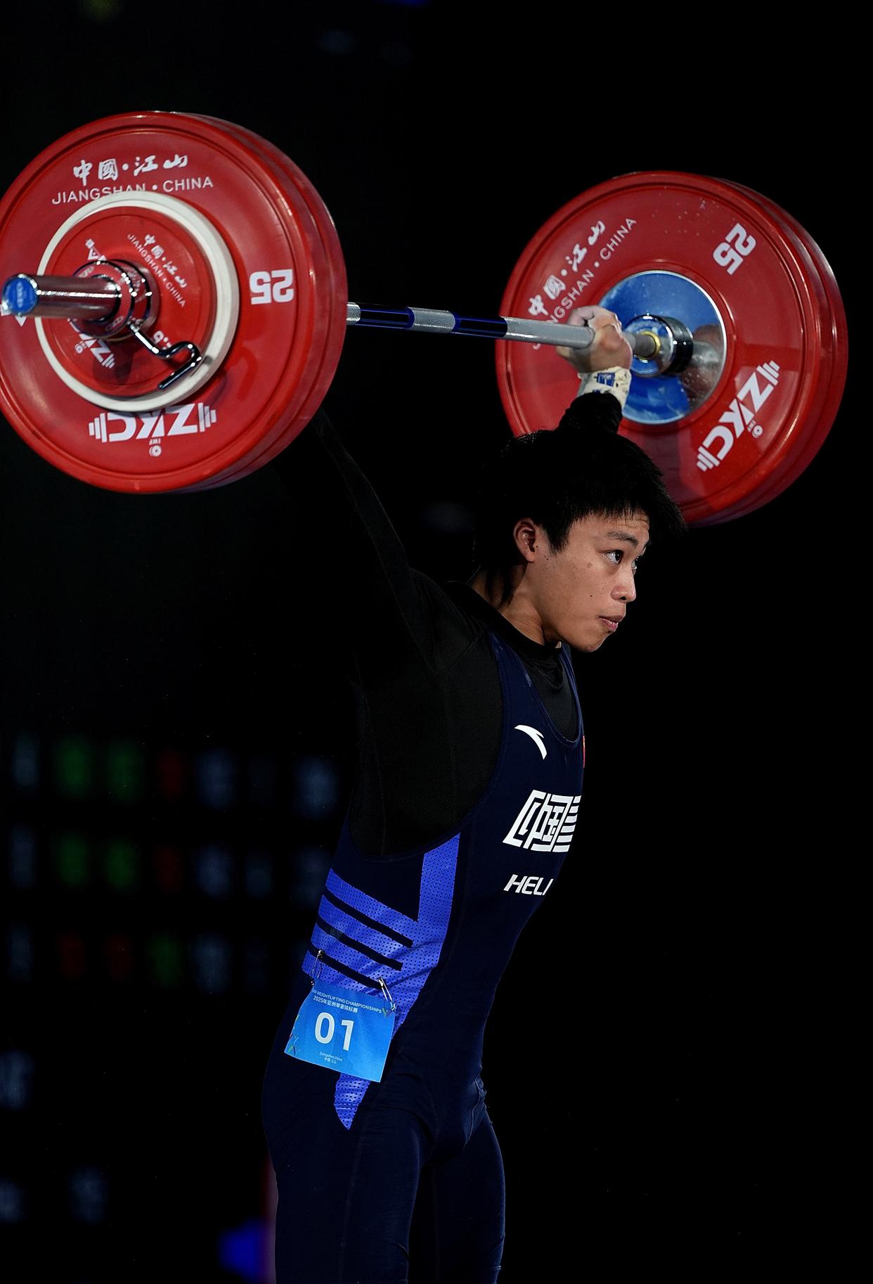 举重比赛:奋力一举,创造新记录 举重比赛:奋力一举,创造新记录