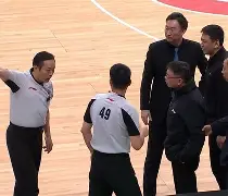 九游体育直播-埃瓦尔球迷集体抗议裁判判罚，声讨不公