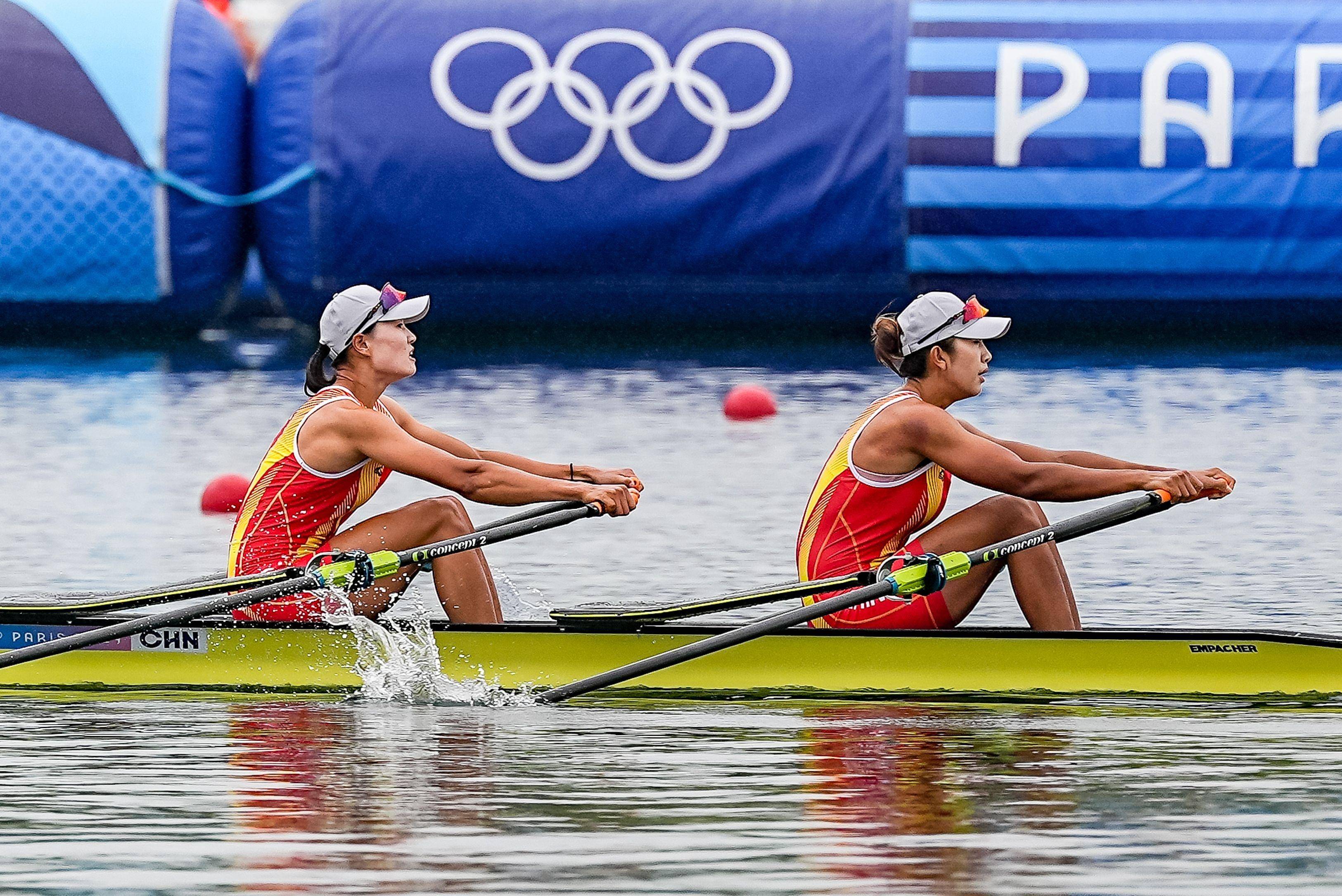 新西兰选手在赛艇比赛中喜获冠军 新西兰选手在赛艇比赛中喜获冠军