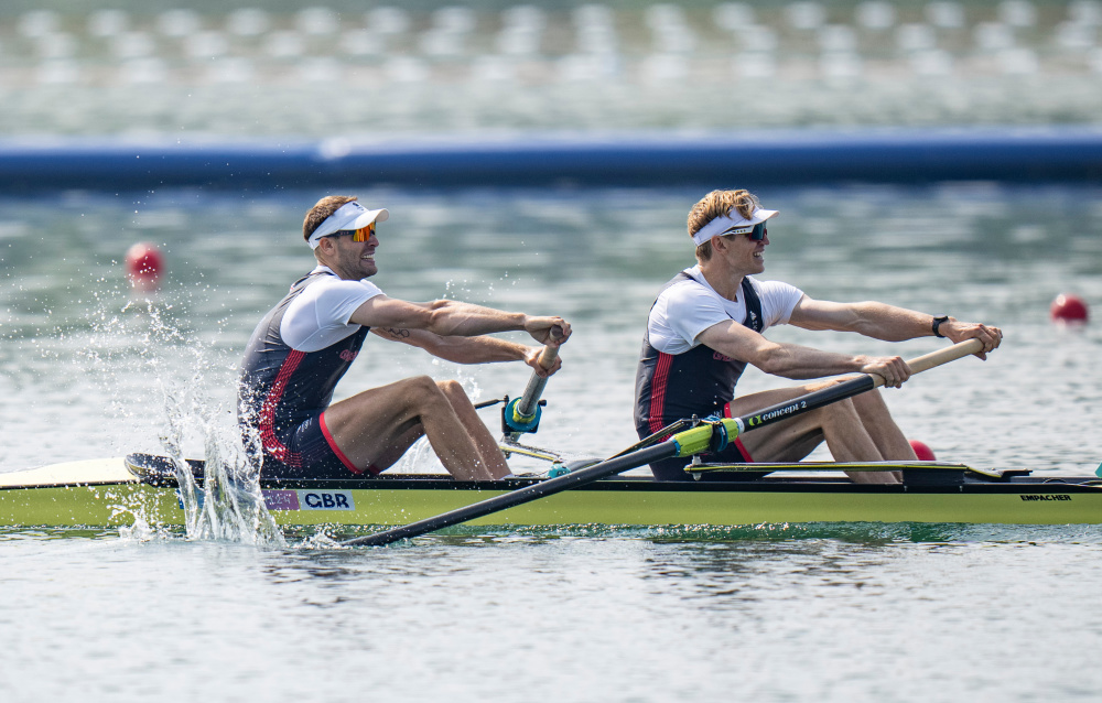 新西兰选手在赛艇比赛中喜获冠军 新西兰选手在赛艇比赛中喜获冠军