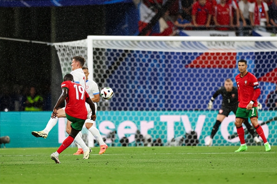 惊险逆转!欧洲赛事胜负悬念 惊险逆转!欧洲赛事胜负悬念