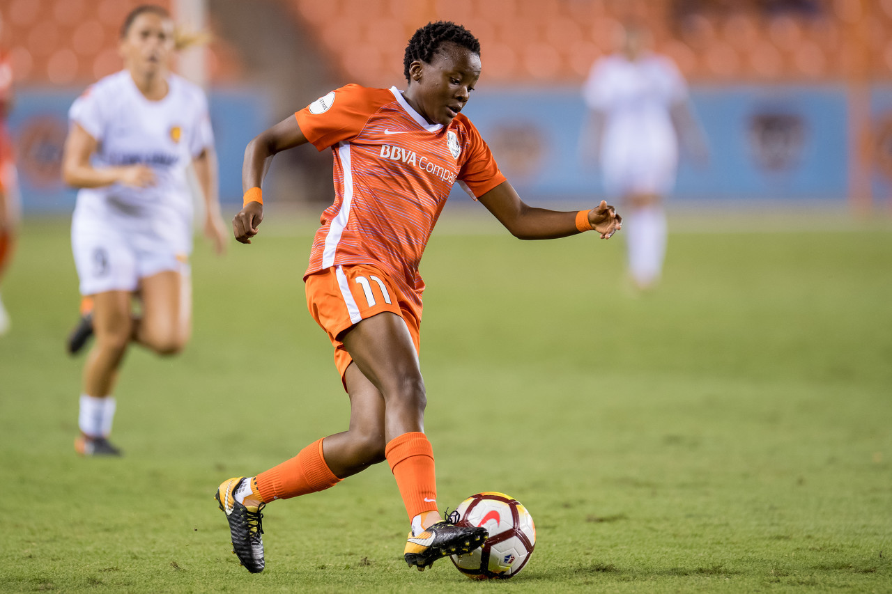 南非女足开疆拓土,引领赛场新风潮 南非女足开疆拓土,引领赛场新风潮