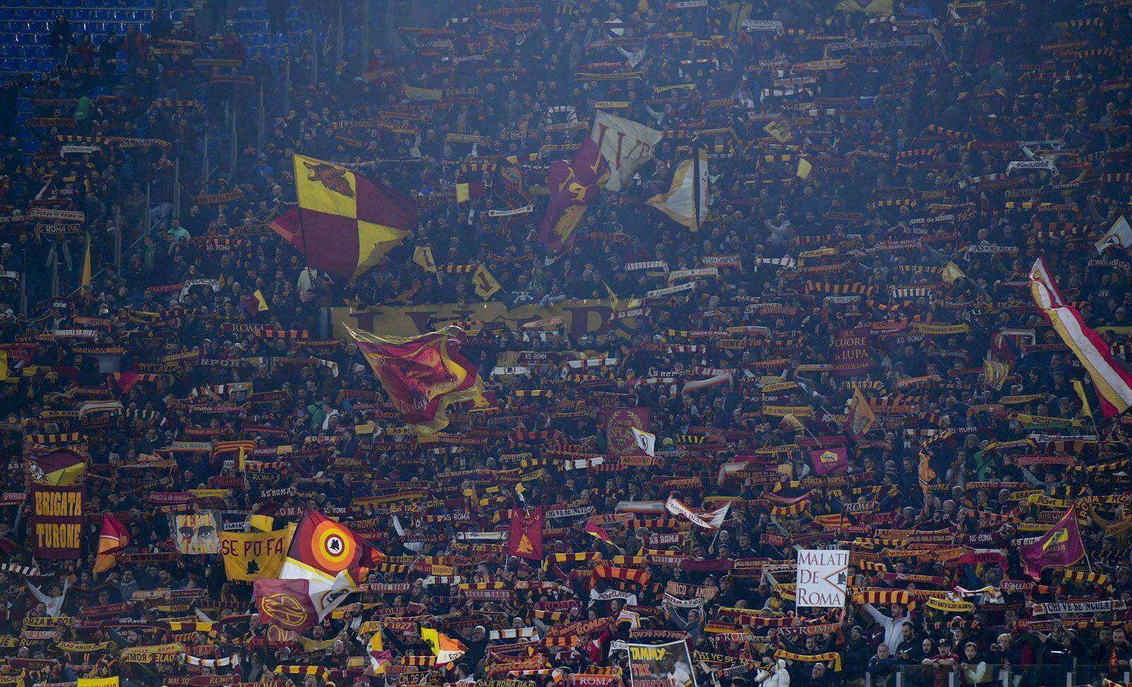 罗马队员众志成城,为取胜努力拼搏 罗马队员众志成城,为取胜努力拼搏