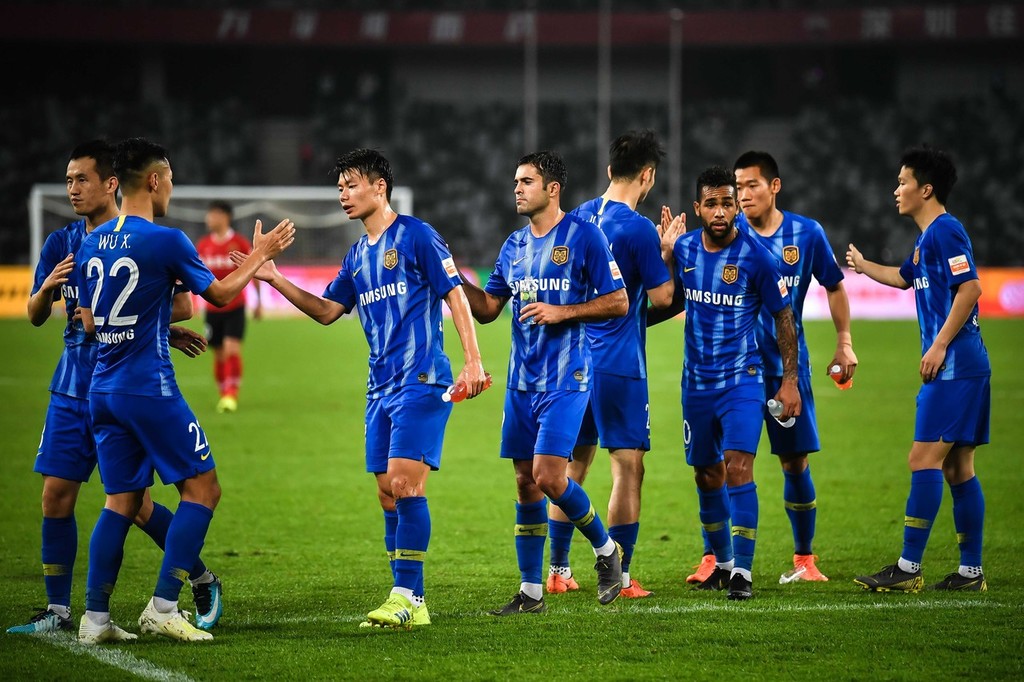 罗马队员众志成城,为取胜努力拼搏 罗马队员众志成城,为取胜努力拼搏