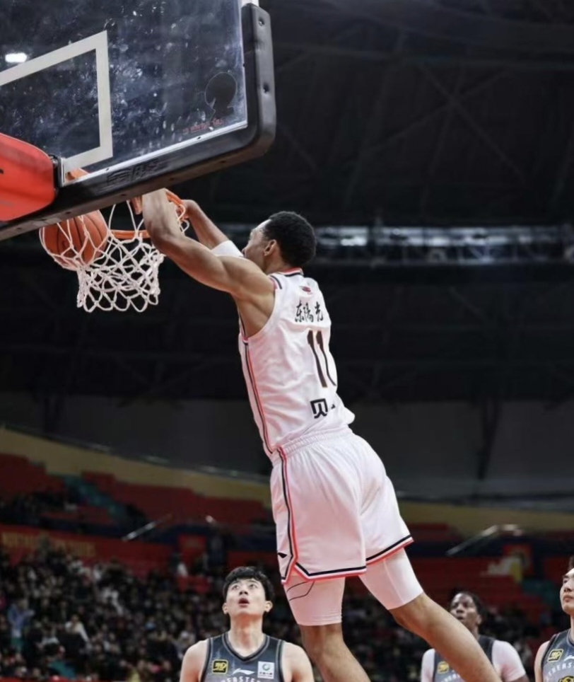 小外援因伤无缘比赛引发关注 小外援因伤无缘比赛引发关注