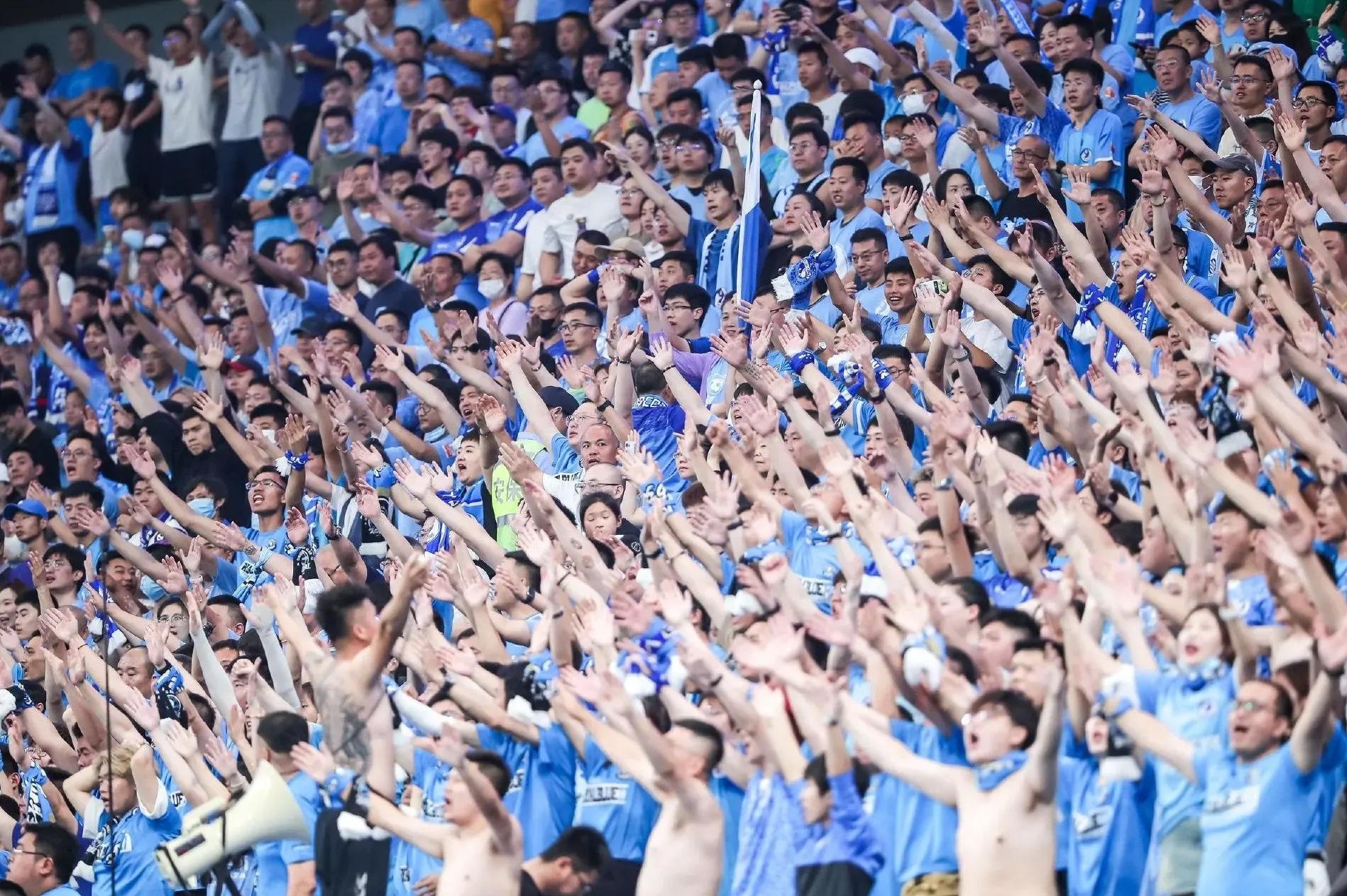 国内足球联赛充满悬念,球场气氛热烈 国内足球联赛充满悬念,球场气氛热烈