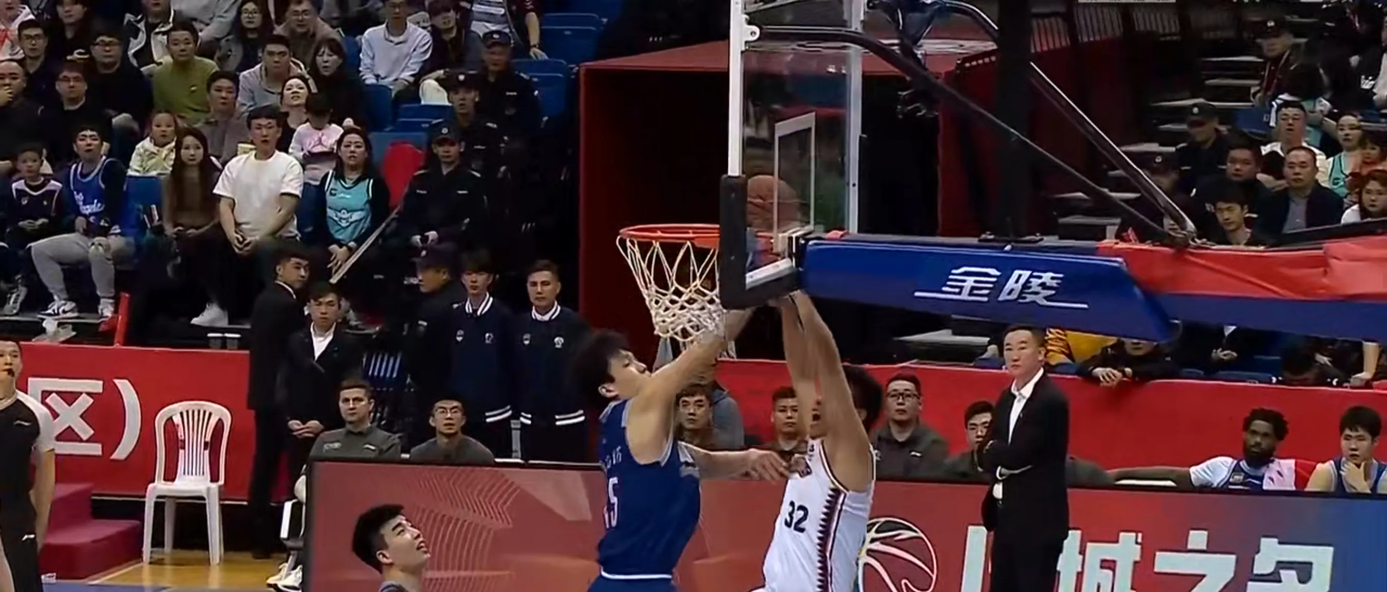 青岛黄海主场击败对手，豪取保级关键胜利