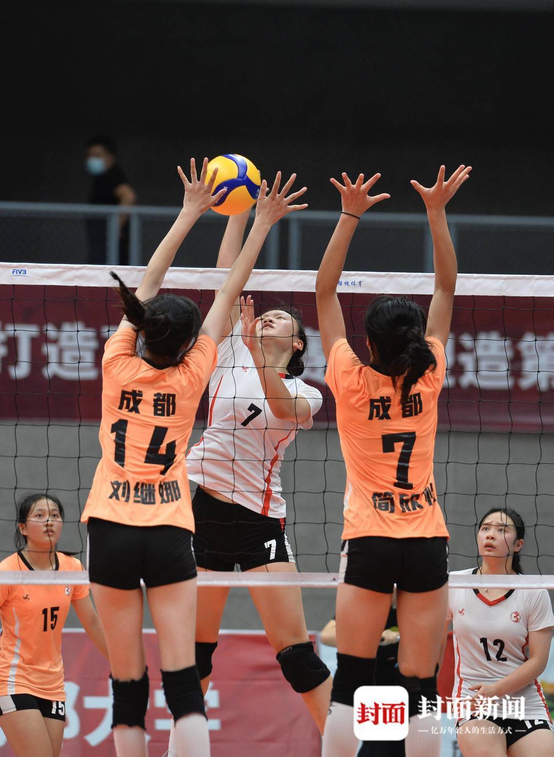 包含TSM翻盘NS，Jankos拿下关键大龙宿敌对决成都决赛之夜，成为赛场最大亮点的词条