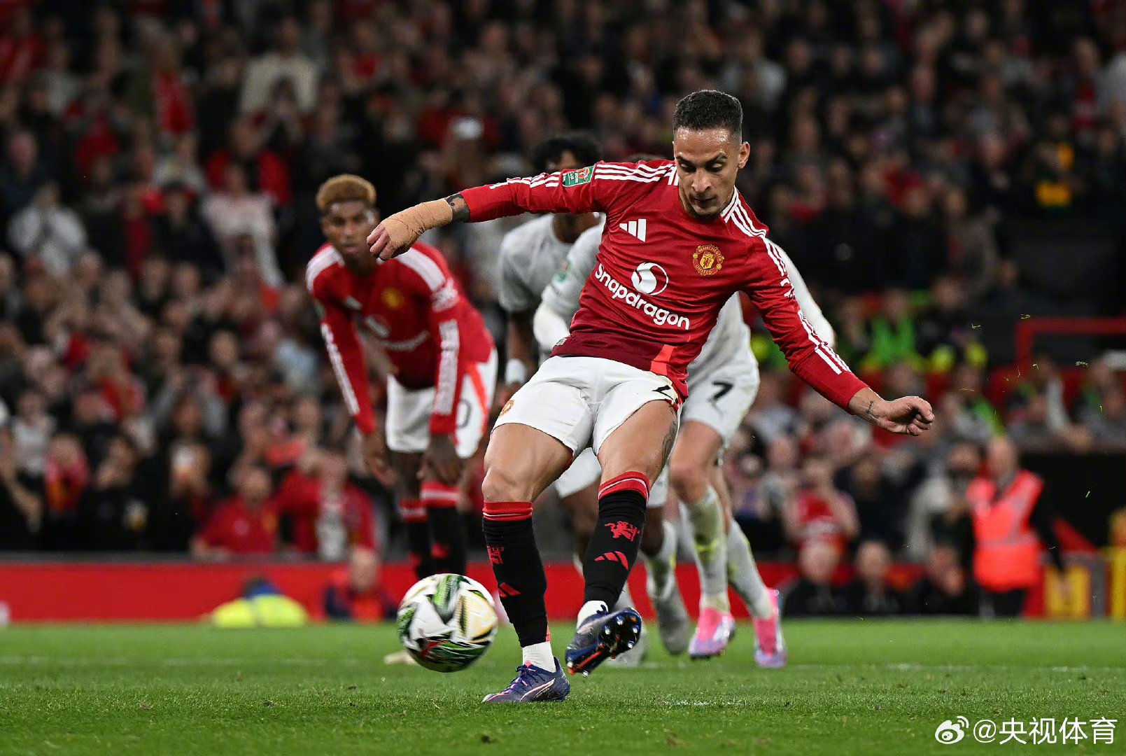 曼联后卫发威,助球队大胜对手 曼联后卫发威,助球队大胜对手
