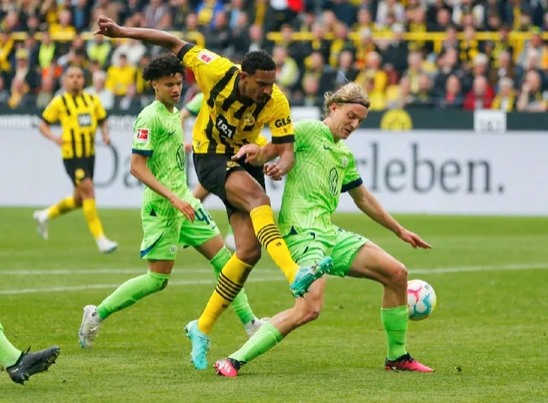 多特蒙德主场大胜,重返德甲前四 多特蒙德主场大胜,重返德甲前四