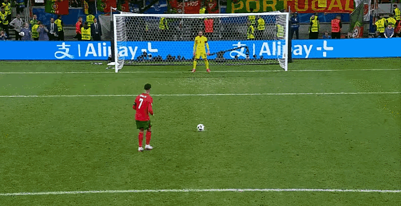 点球射门失准,球员表现失误堪忧 点球射门失准,球员表现失误堪忧