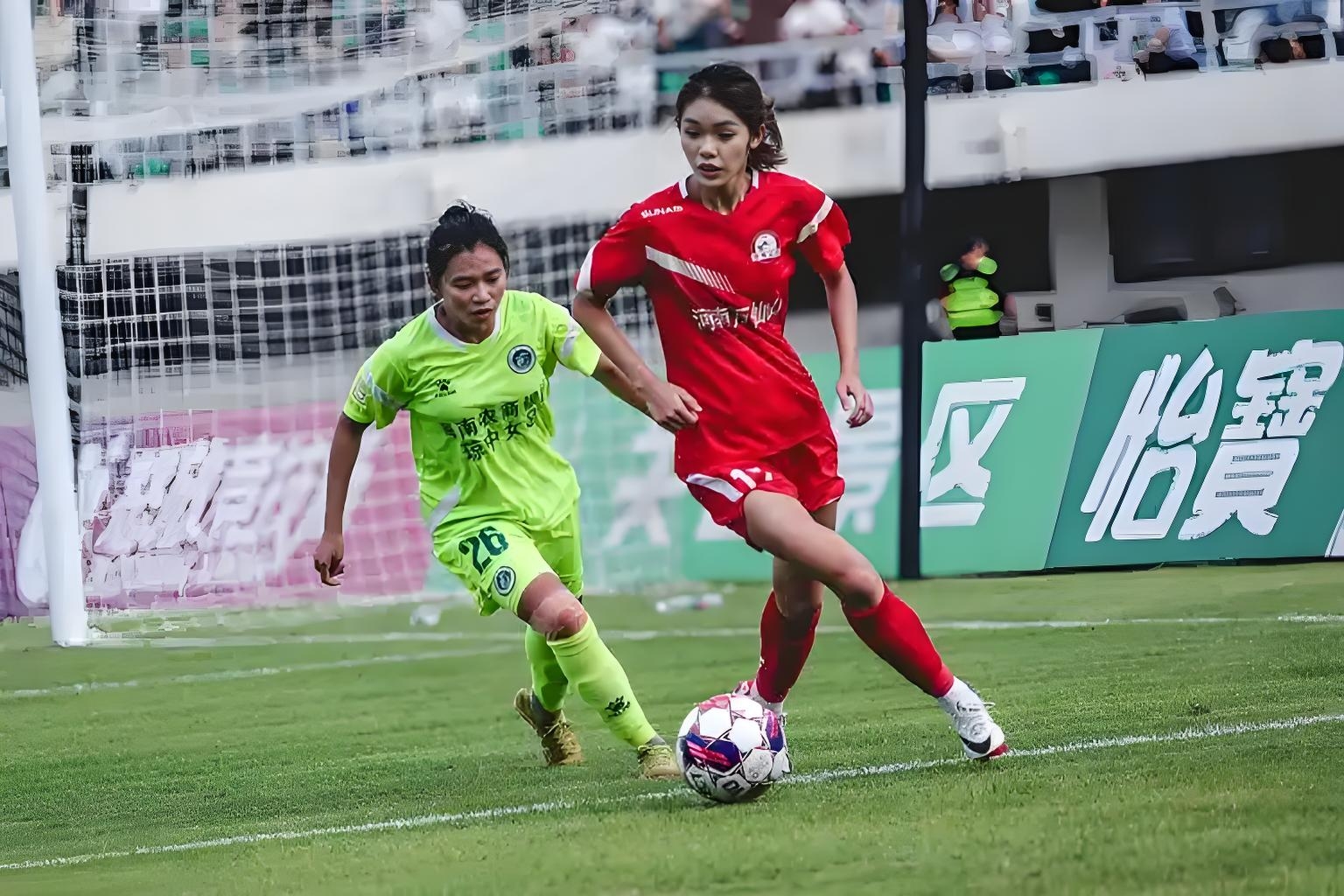 女足赛场展现豪情,球队精神飙升 女足赛场展现豪情,球队精神飙升