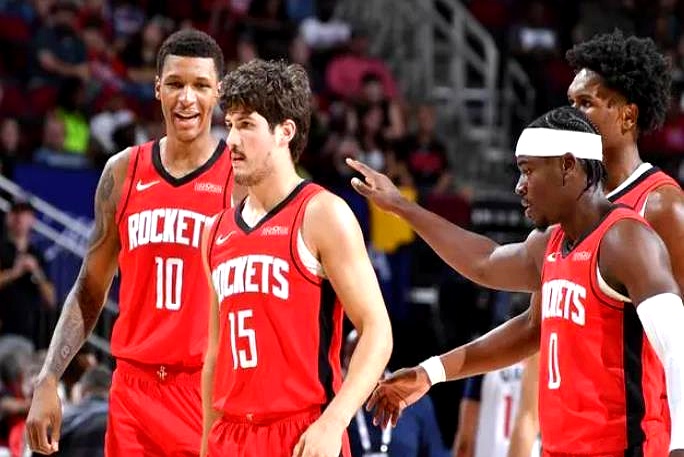 公牛队全员上场,独行侠队全力守住阵地保持领先 公牛队全员上场,独行侠队全力守住阵地保持领先