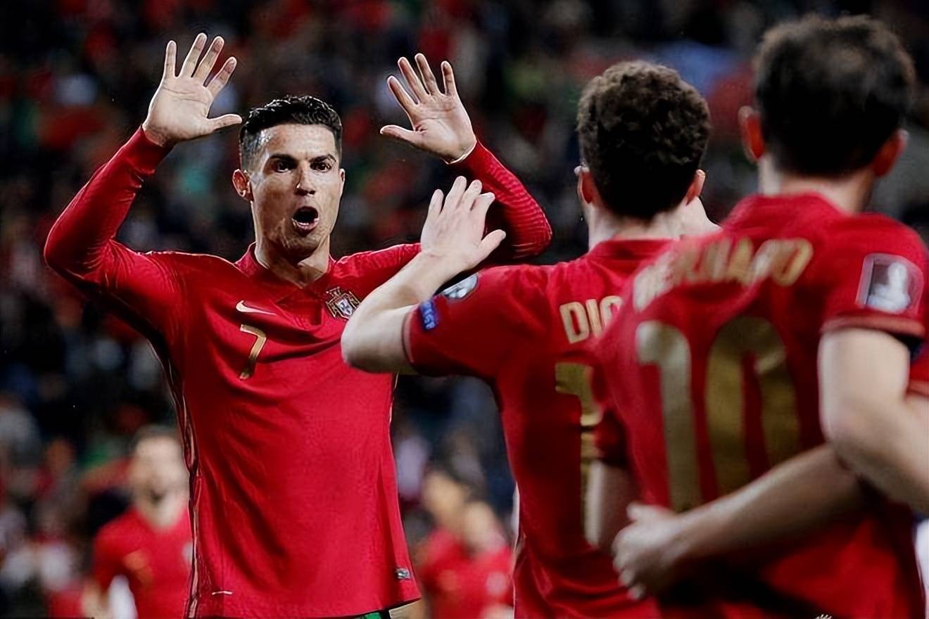 包含葡萄牙队横扫英格兰队，奥恰洛夫刷新纪录的词条